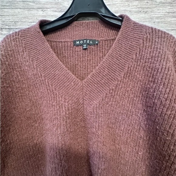 Motel Brown V-Neck Cropped Womens Sweater Relaxed Fit Long Sleeves - Picture 5 of 8